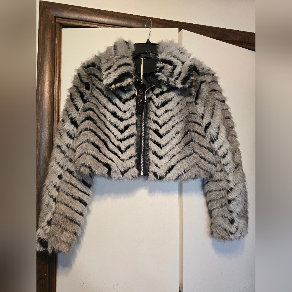 Belluvera Gray and black Faux Fur Crop Jacket